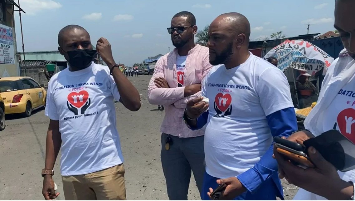 Des membres de la FOLOK, en t-shirts de la Fondation, sur le terrain à Kinshasa